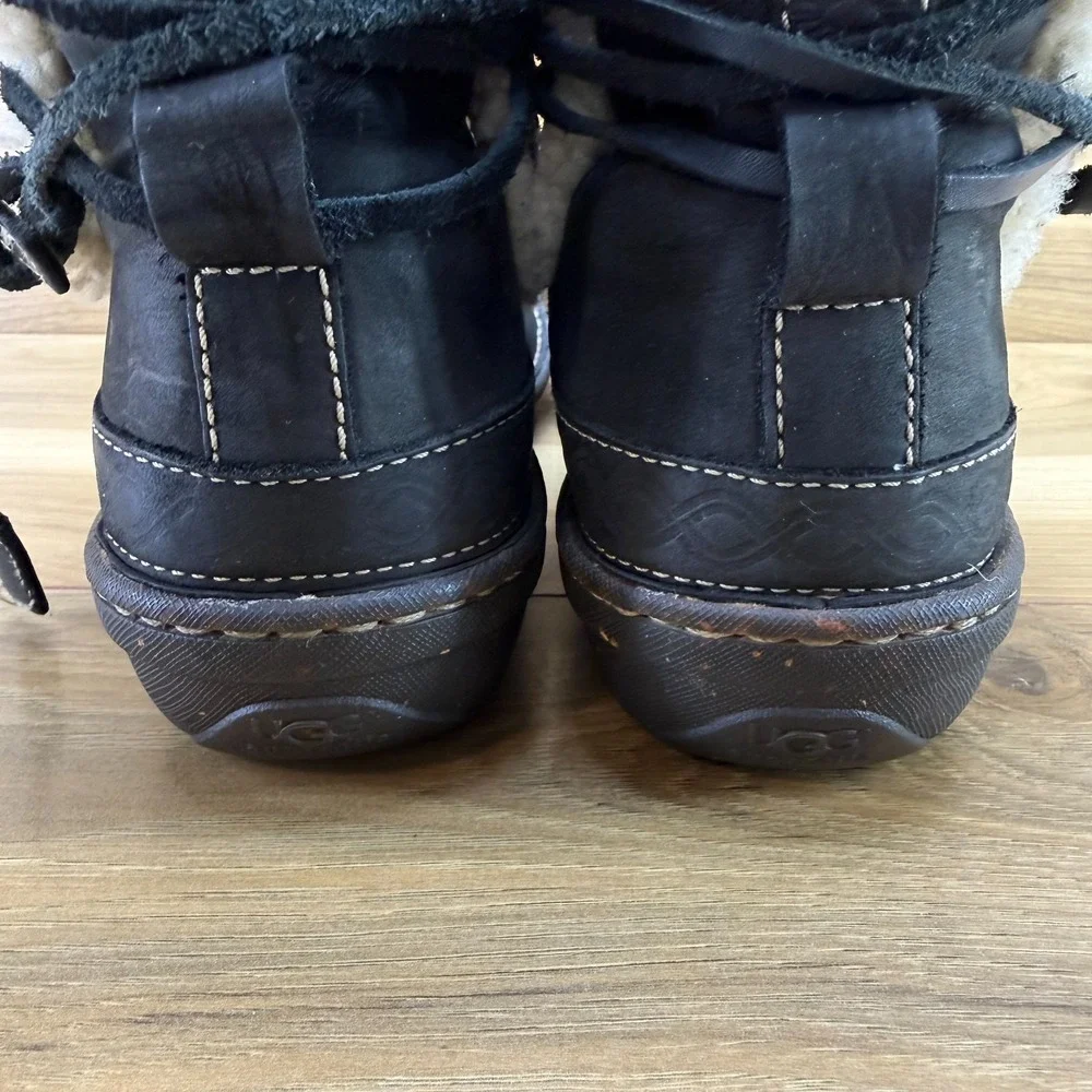 UGG Cove Ankle Boots 10 Black Leather Shearling Fur Lined Cozy Sherpa Cabin Core